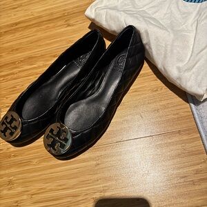 Tory Burch — Black Quilted Flats with Gold Logo in Size 6.5